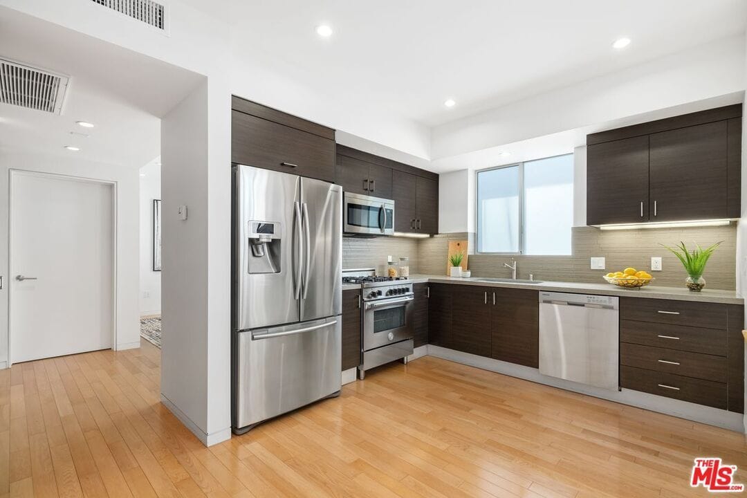 Building Photo - 742 N Hudson Ave