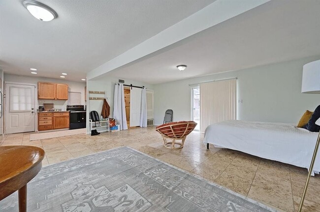 Building Photo - 8510 Mesa Dr
