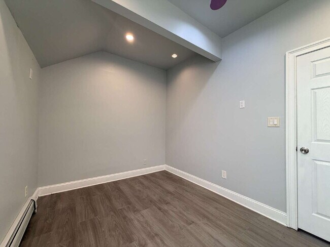 Building Photo - Move in ready, spacious, 4 bedroom, 3 bath single-family home available for rent in Hackensack, NJ.