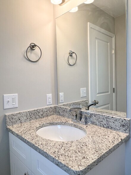 Building Photo - 348 Kristen Ct