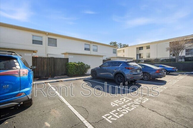 Building Photo - 4521 W La Villa Ln