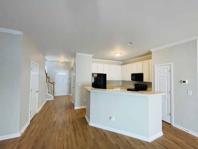 Building Photo - Charming 3 bedoom 2.5 bath town home in th...