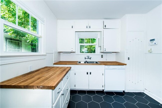 Building Photo - 906 E 53rd St