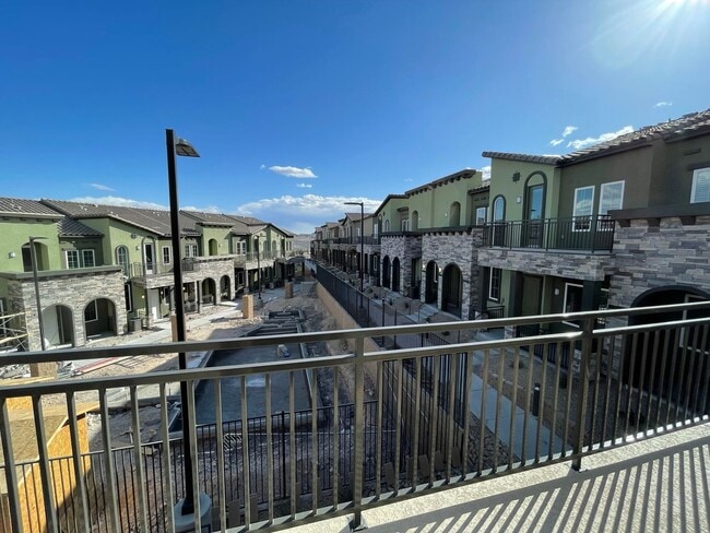 Building Photo - Beautiful Townhome in Providence Gated Com...