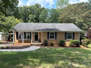 Building Photo - 1427 Churchill Dr