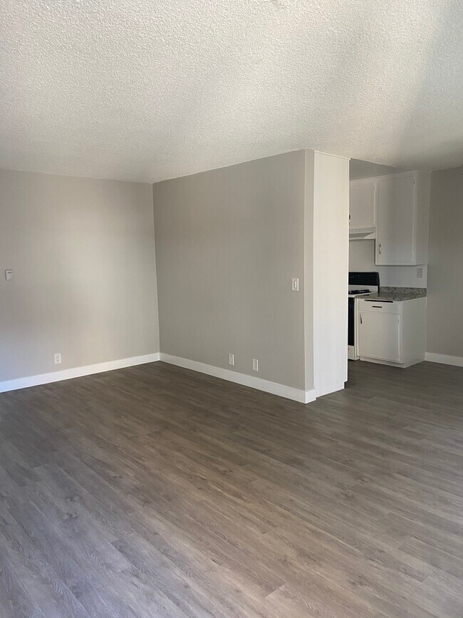 Building Photo - 5361 Russell Ave