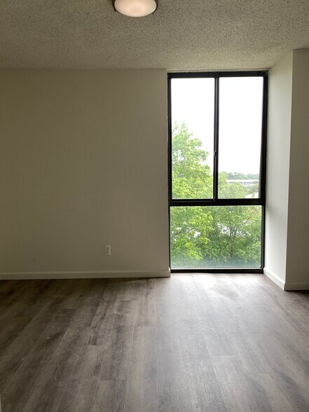 Building Photo - 2300 Pimmit Dr