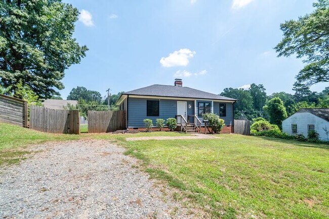Building Photo - Charming Renovated 2BR Home in Revolution Park – Minutes from Uptown Charlotte!
