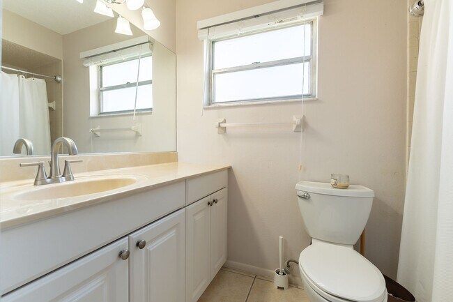 Building Photo - Conveniently located Unfurnished 2-bed, 2-...