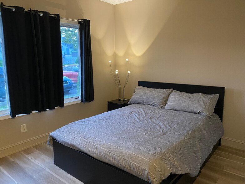 Building Photo - 425 Chanticleer