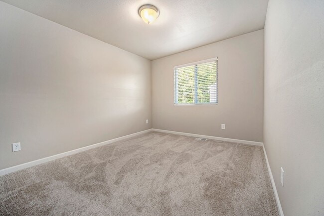 Building Photo - Newer Home for Lease!