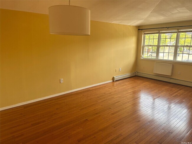 Building Photo - 82-21 Country Pointe Cir