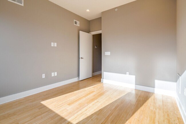 Building Photo - Queen Village Townhome