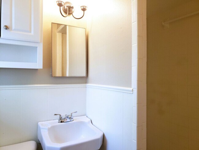 Building Photo - AVAILABLE NOW – $250 Off First Month’s Rent! Spacious 3 Bed Home Minutes from OU Campus