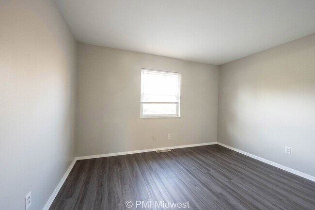 Building Photo - Charming 2-Bedroom Duplex in Indianapolis with Modern Amenities!