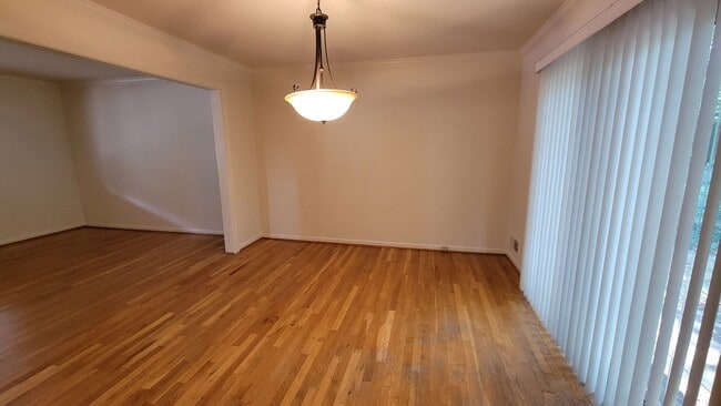 Building Photo - Spacious 4 Bed 3 Bath Home With Fully Fenc...