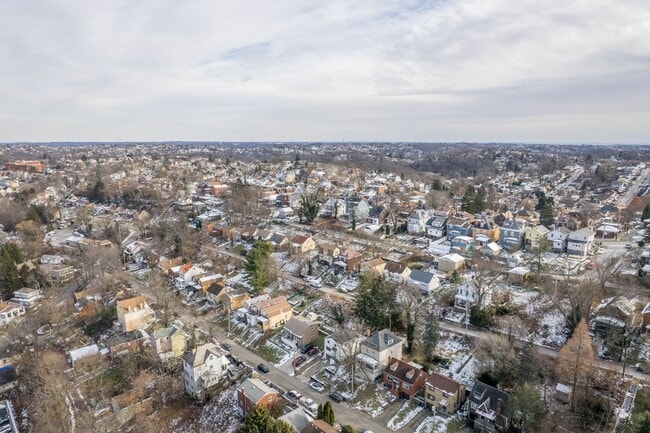 Building Photo - Ready for move in! Check out this RENOVATED 3 bedroom in BROOKLINE! UNBEATABLE LOCATION!