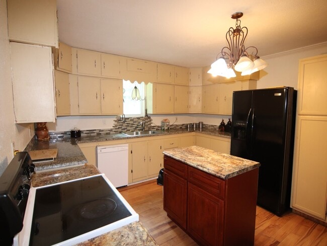 Building Photo - 1190 Alred St