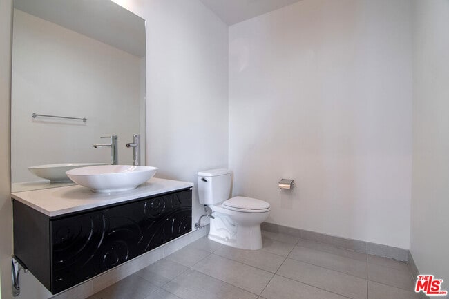 Building Photo - 225 S Hamilton Dr