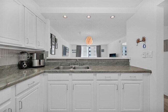 Building Photo - 345 Ocean Dr