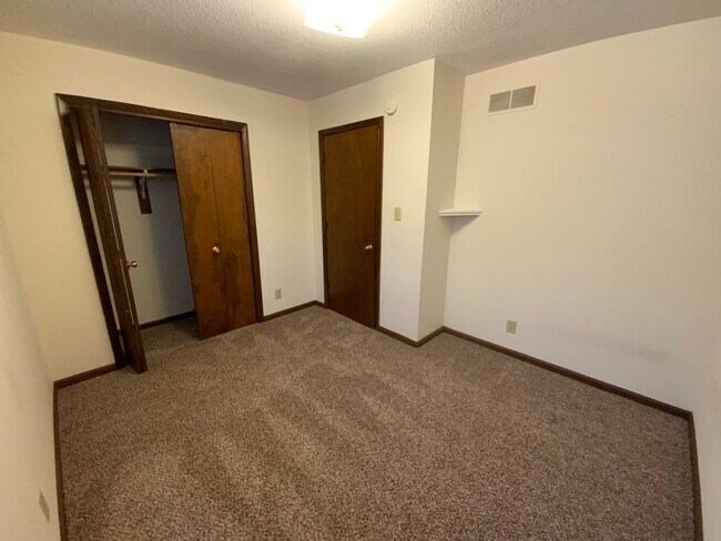 Building Photo - 560 NE Park Ln