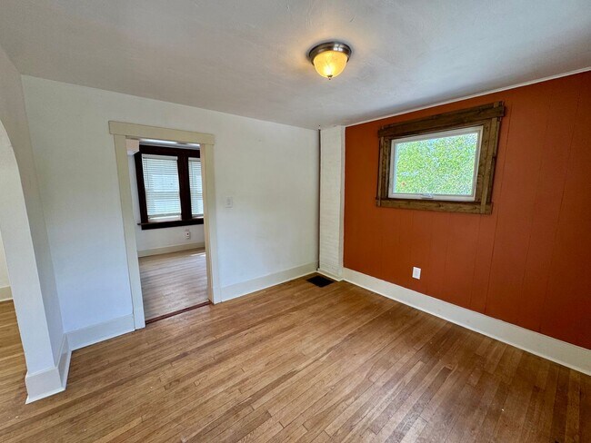 Building Photo - 309 Bellevue Rd