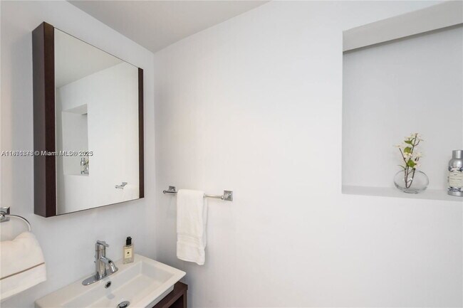 Building Photo - 1408 Brickell Bay Dr