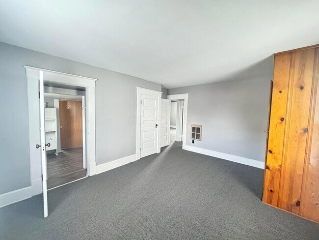 Building Photo - 617 E Main St