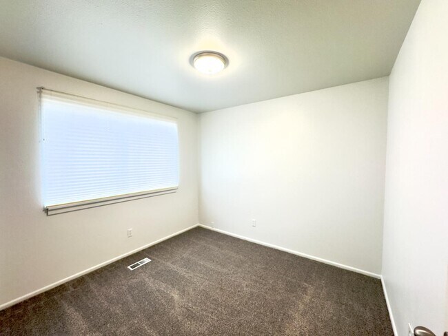 Building Photo - 171 S 900 W