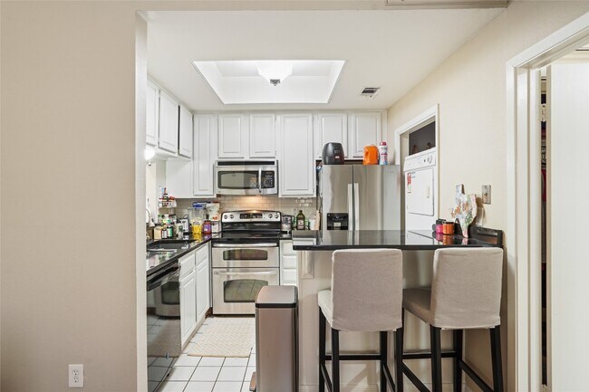 Building Photo - 806 W 24th St