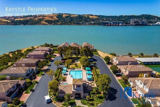 Building Photo - Luxurious Living in Gated Villa Del Mar Co...