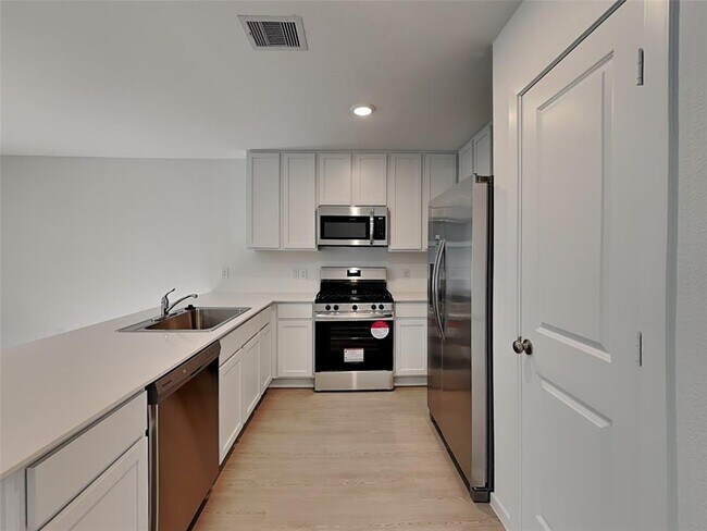 Building Photo - 21071 Santopadre St