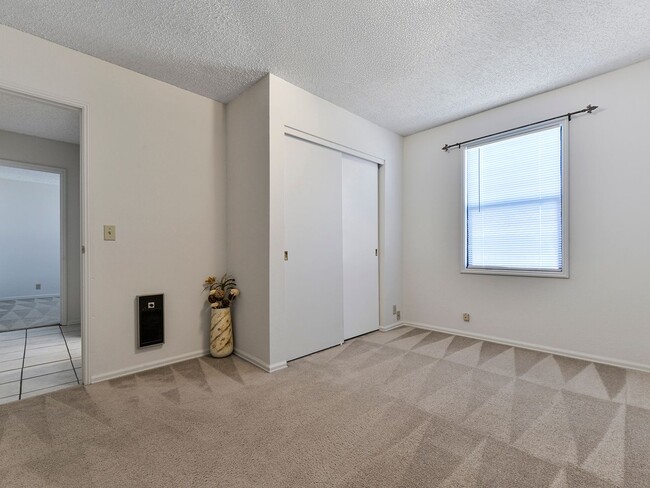 Building Photo - Beautiful One Level 2+ Bedroom Cottage in Renton!