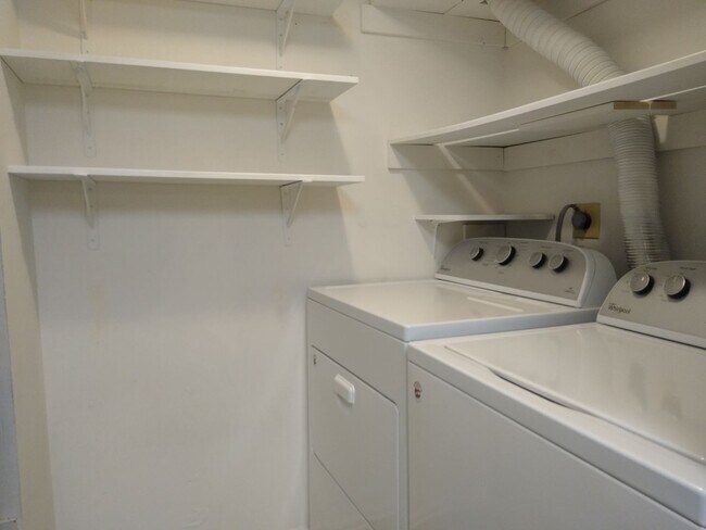 Building Photo - Awesome 2 Bedroom 2 Bath Condo w/ Garage P...