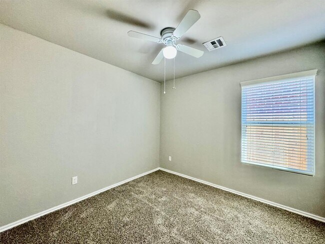 Building Photo - 933 Klare Ln