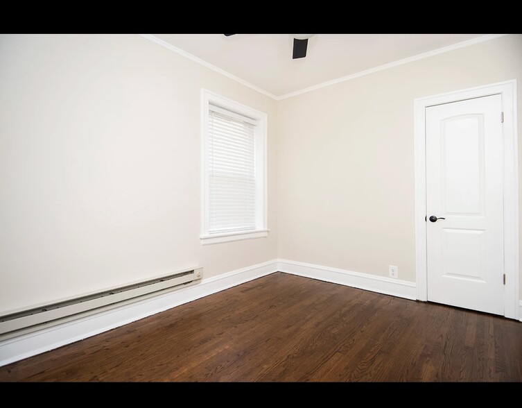 Building Photo - 3825 N Greenview Ave