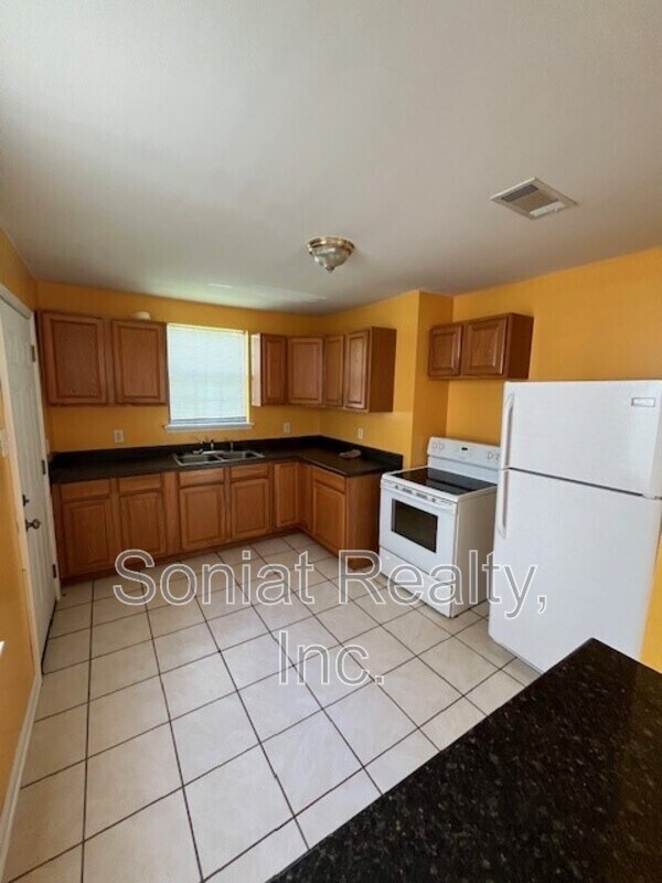 Building Photo - 2105 Mirabeau Ave