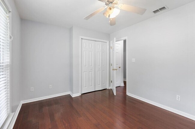 Building Photo - 2521 Heathrow Dr