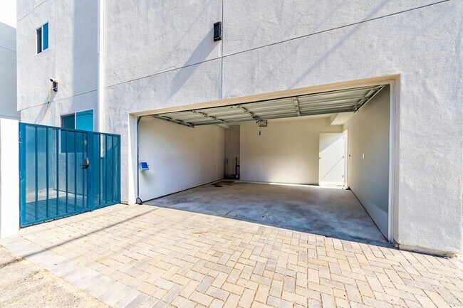 Building Photo - 4445 1/2 Auckland Ave