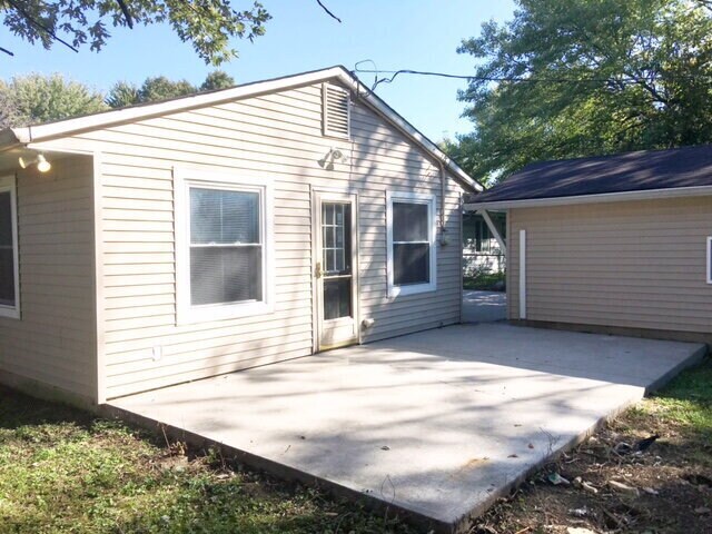 Building Photo - GORGEOUS EAST SIDE 3 BR/1.5 BA STONE RANCH AVAILABLE NOW!