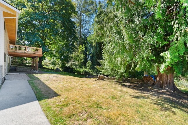 Building Photo - 3 Bed 2 Bath Fully Fenced Split Level Lake...