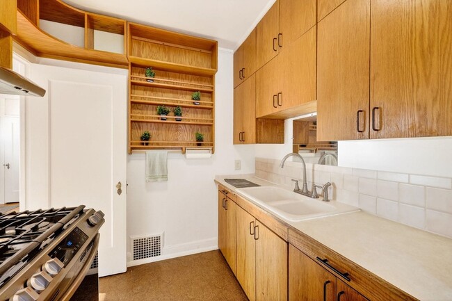 Building Photo - 514 W Lakeside St