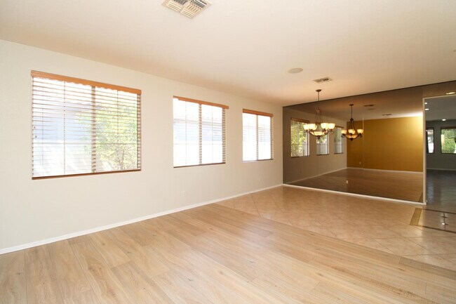 Building Photo - 361 S Melba St
