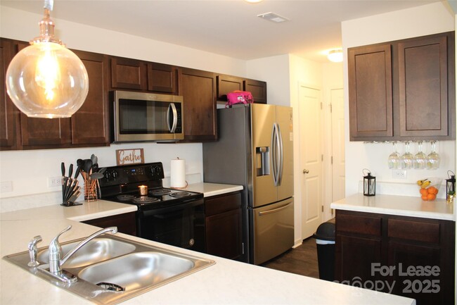 Building Photo - 10207 Holly Park Dr