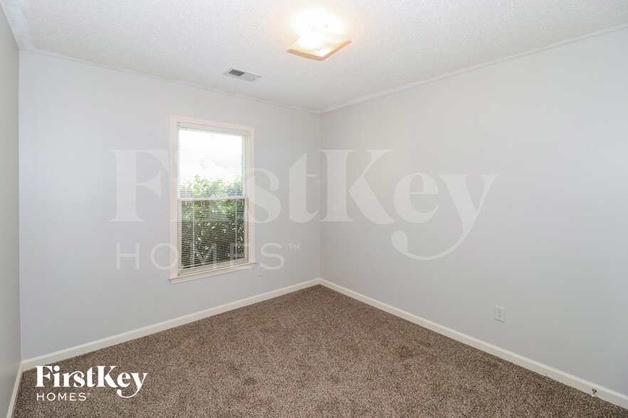 Building Photo - 10292 Green Moss Dr N