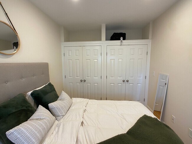 Building Photo - Awesome 4 bed 2 bath in Somerville... Don't miss out!!