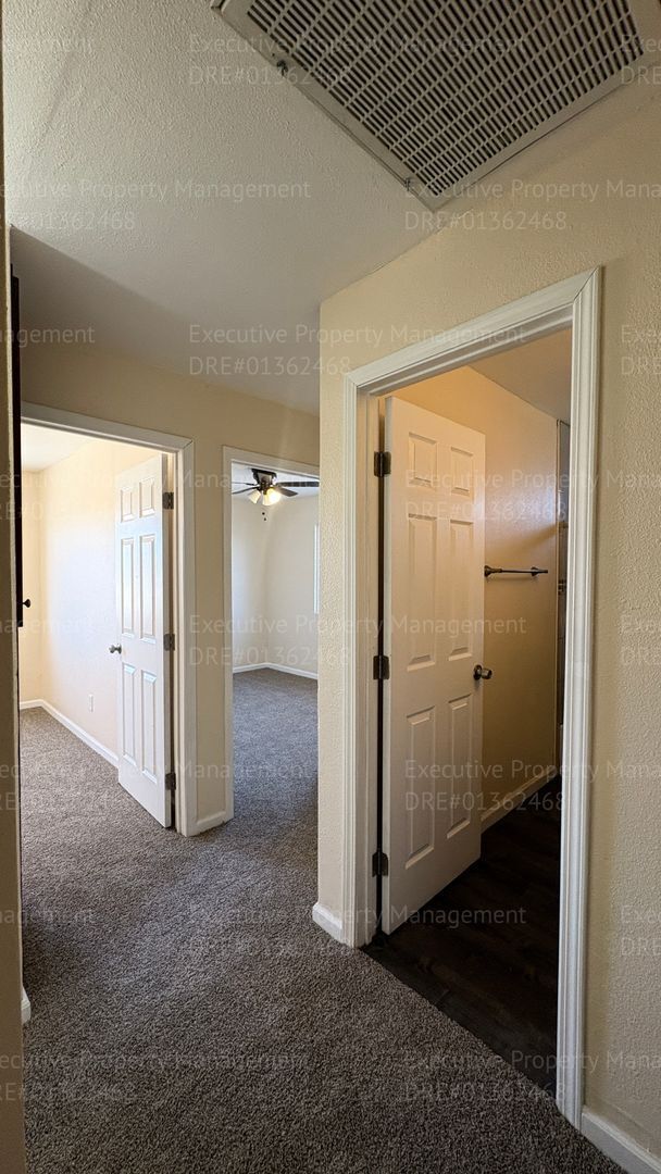 Building Photo - 3 bedroom/ 1.5 bathroom townhome
