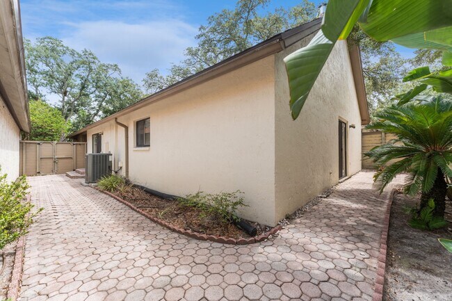 Building Photo - Stunning 3 BR/2 BA/2 Garage Single Family Home in  highly sought-after Sweetwater Oaks!