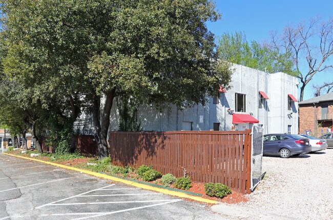Building Photo - 922 N Haskell Ave