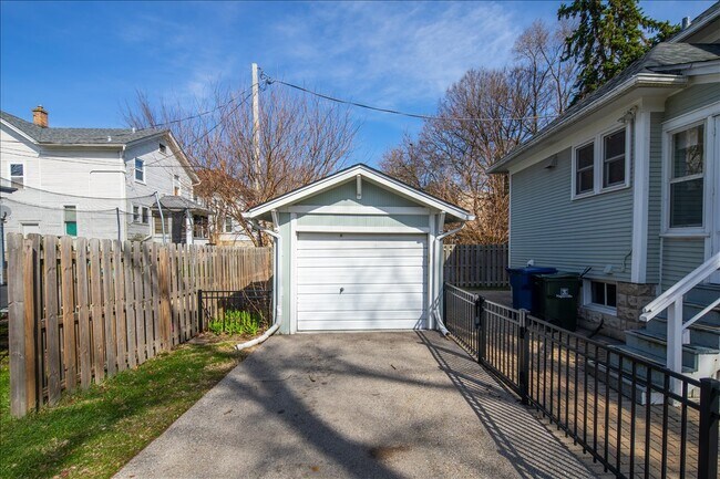 Building Photo - 18 N Main St